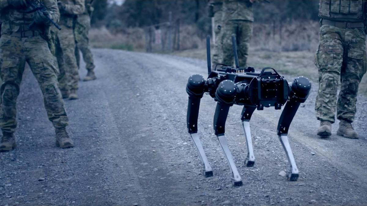 El perro robot, en un momento de la prueba sobre el terreno.