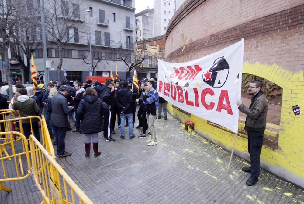 Pinten de groc la subdelegació del govern a Girona