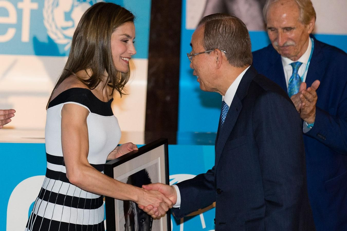 Letizia Ortiz con vestido a rayas con escote barco de Carolina Herrera