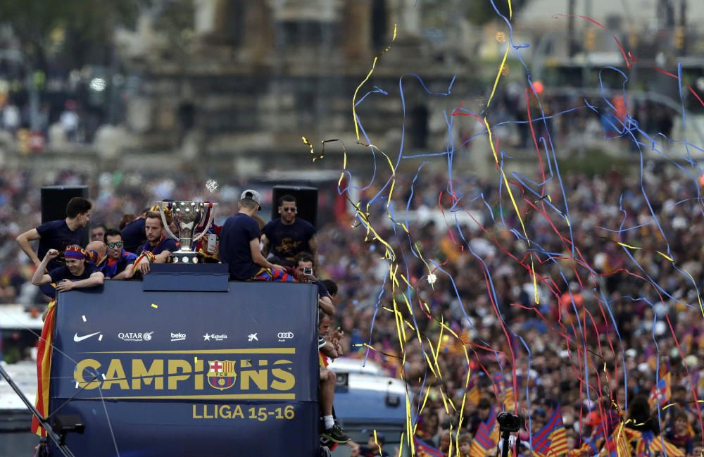 El Barça celebra la Lliga amb una rua pels carrers de Barcelona