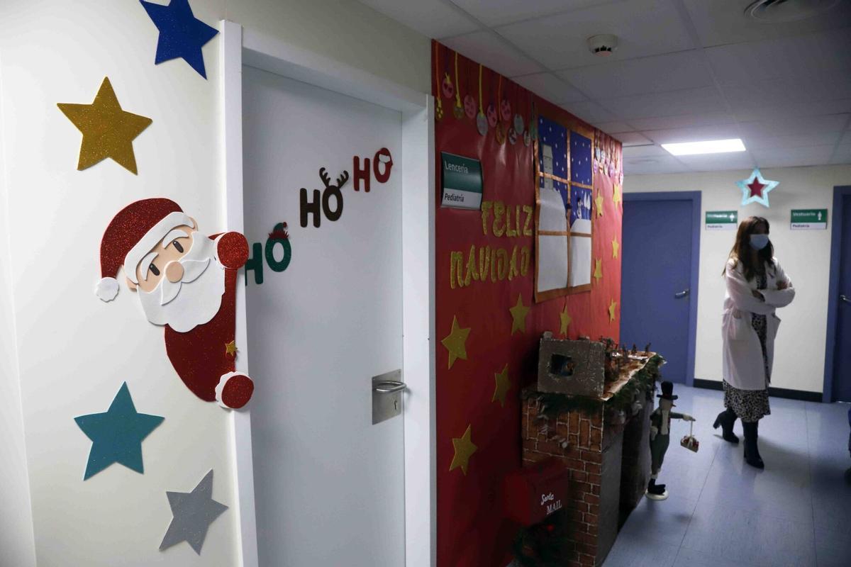 MLG 17-12-2025.-Lorena Rey Muñoz, jefa de bloque de enfermería de pediatría del Hospital Materno Infantil de Málaga, tematiza las plantas de dicho hospital donde apuesta por la humanización del centro.