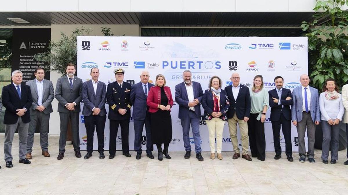 Foto de familia de los participantes en el foro de debate. Iván Urquízar