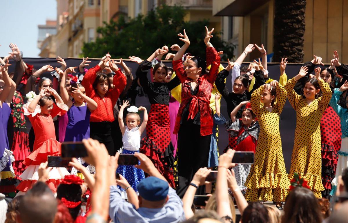 Expectación ante la exhibición de una academia de baile en el certamen municipal.