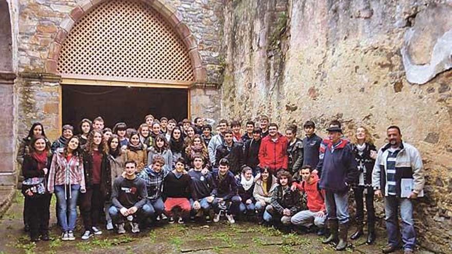 Alumnos del Instituto de Ribadesella, ayer, en el interior del templo.