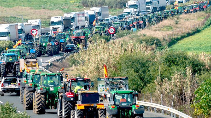 Tractores y agricultores durante las protestas. / Francisco J. Olmo - E.P.