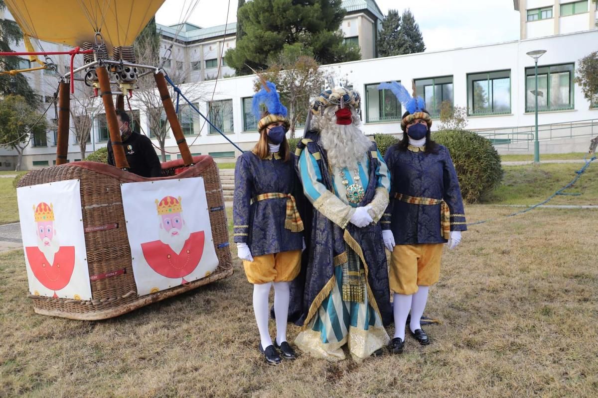 Los Reyes Magos surcan en globo el cielo de Córdoba