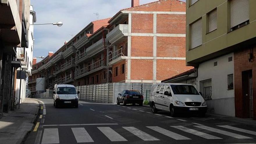 A la derecha, edificio de la calle Mandeo cuyas obras paralizó el Ayuntamiento. / juan varela