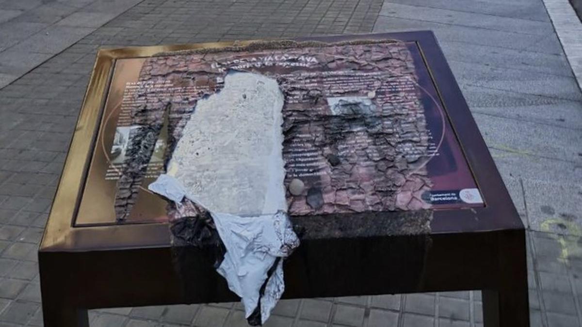 La placa que recuerda las torturas franquistas en la comisaría de Via Laietana, quemada