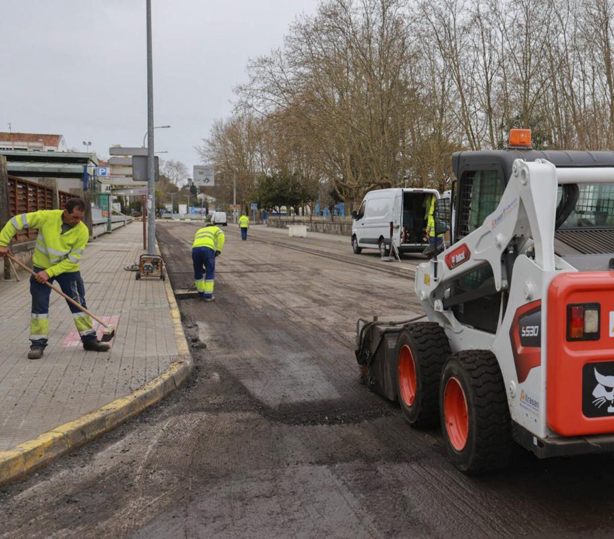 Operarios trabajando en la zona durante el día de ayer. | IÑAKI ABELLA