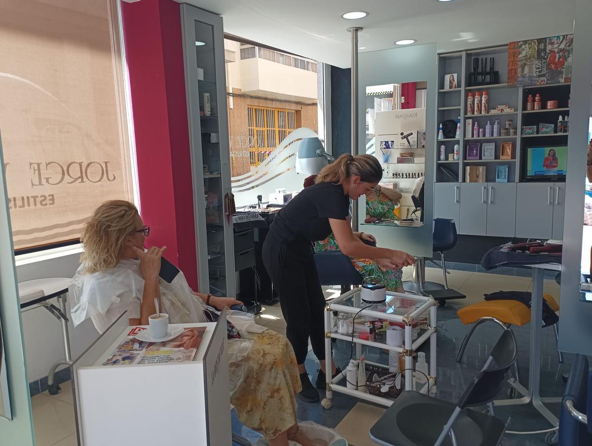 Carolina Pérez reabrió también la peluquería y las clientas decían "ya me hacía falta el tinte"