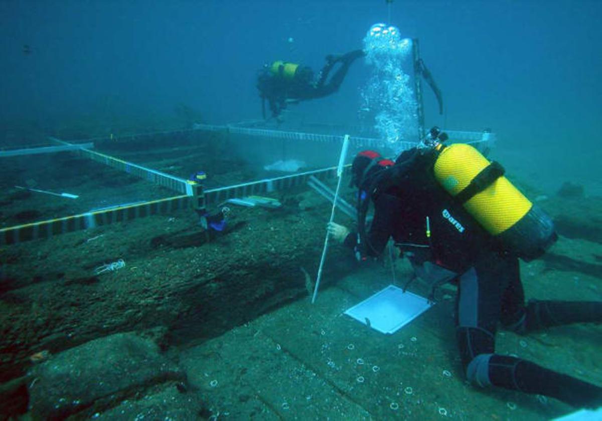 Dos buzos del Centro Subacuático de Cataluña toman medidas de "El Triunfante".