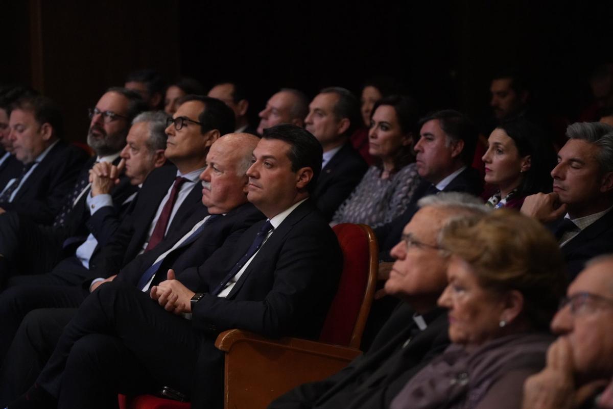 Autoridades políticas y religiosas, durante el pregón de la Semana Santa de Córdoba.