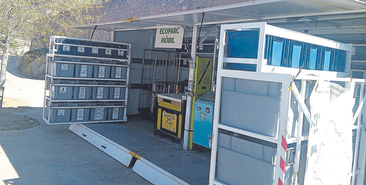 La empresa pública facilita el reciclaje y la gestión de residuos, con este parque móvil, a pueblos del interior como Xodos.