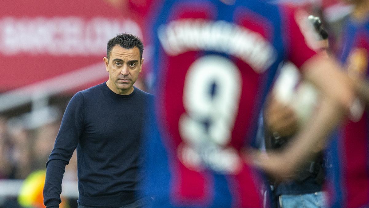 Xavi observa a Lewandowski en Montjuic