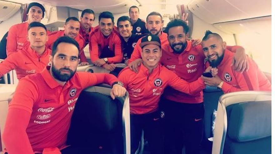 Díaz y Hernández, ayer hacia Rusia, con la selección. // @CHELODIAZ_21