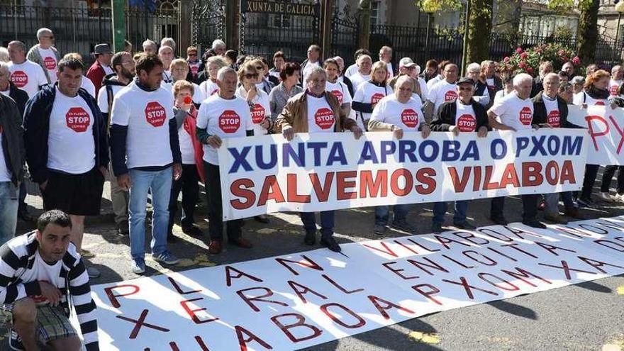 Los vecinos de Vilaboa que se trasladaron ayer a Santiago para manifestarse ante la sede de la Xunta y de Presidencia. // Xoán Álvarez
