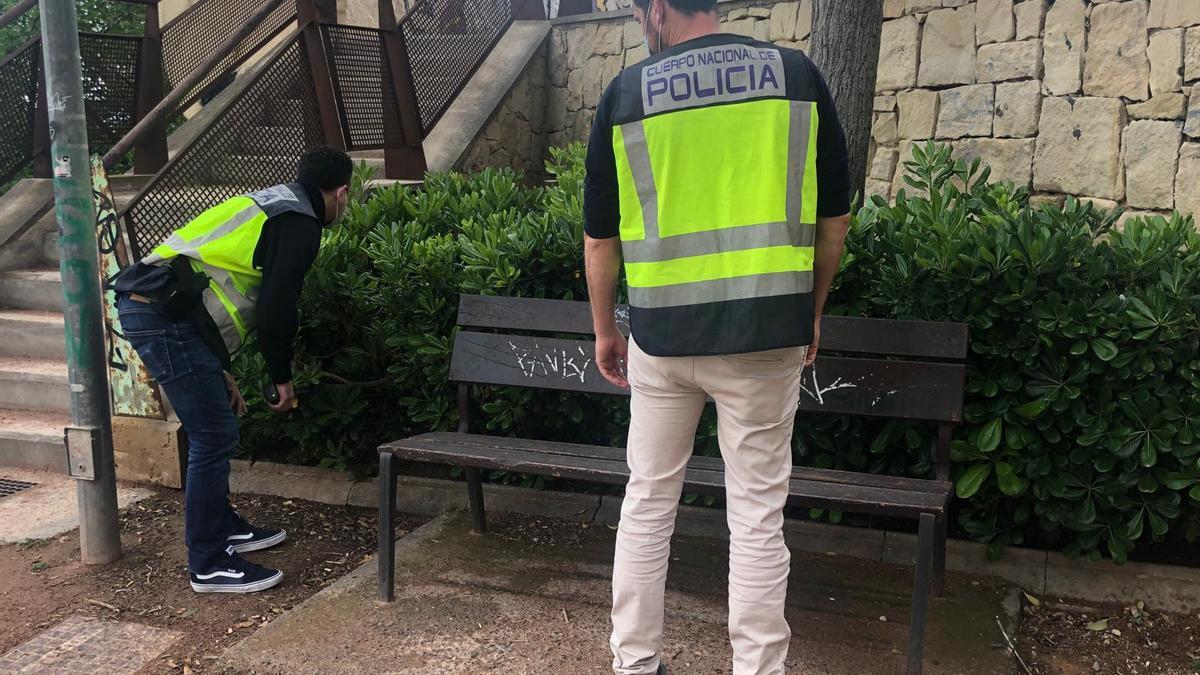 Agentes de la Policía examinando el lugar donde ocurrió la agresión.