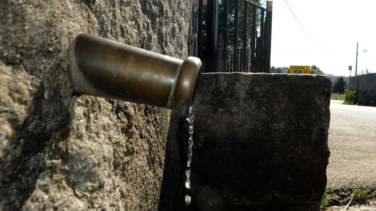 Una fuente prácticamente sin agua por la sequía.