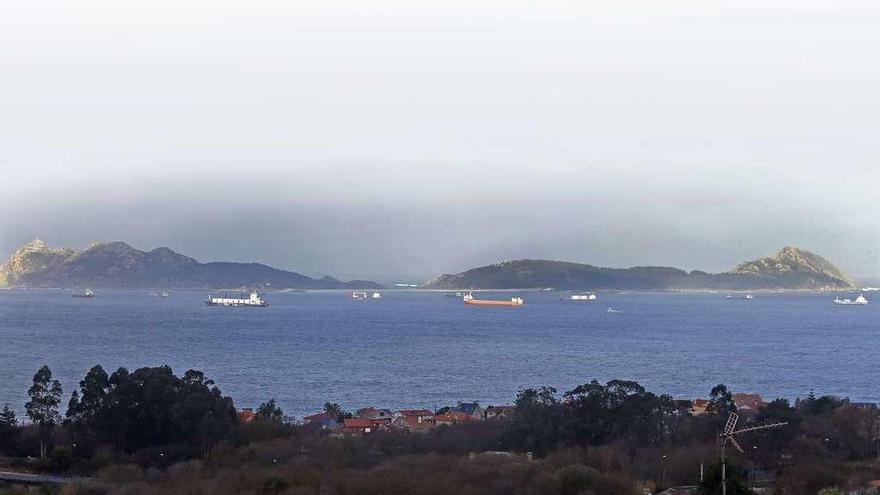 Buques fondeados en aguas de Cíes durante uno de los últimos temporales. // Marta G. Brea