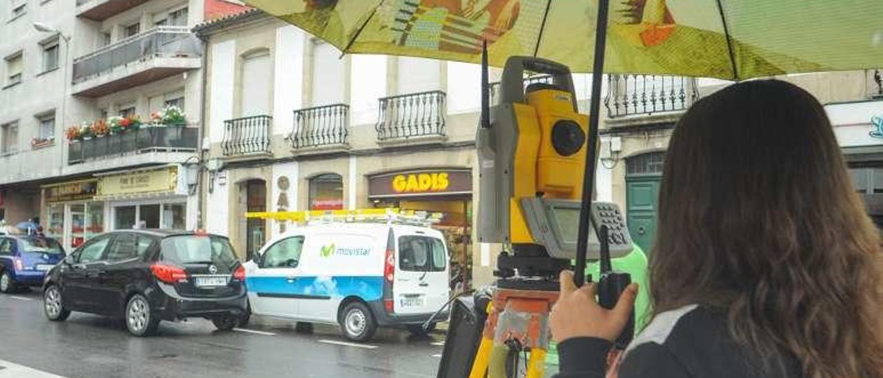 Mediciones topográficas en la Plaza de la Independencia. // Iñaki Abella