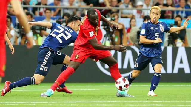 El delantero belga Lukaku intenta controlar el balón entre Yoshida y Nagatomo