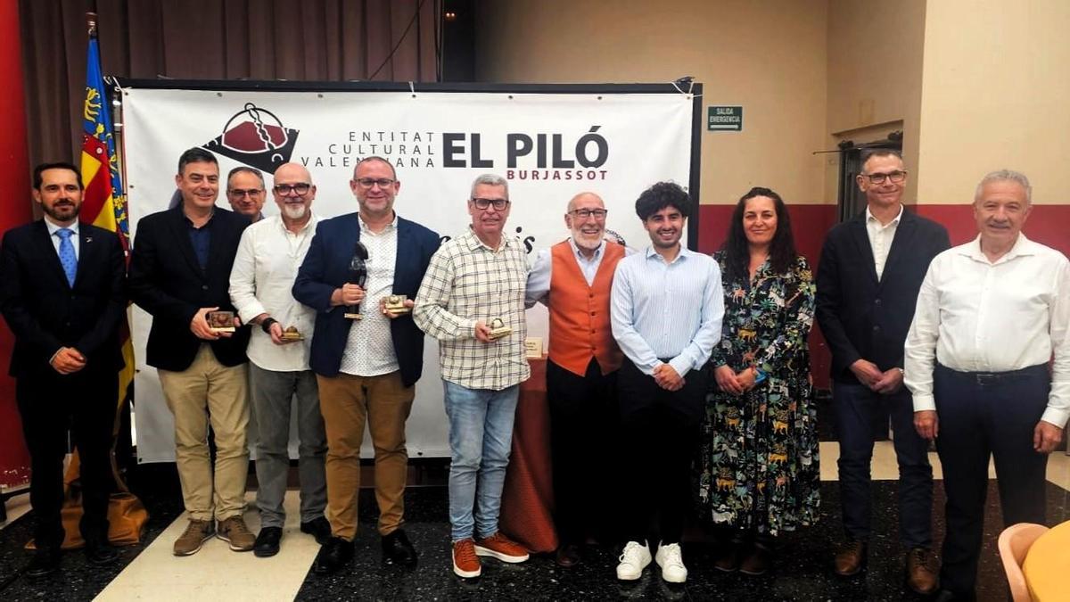 Los autores premiados, representantes de El Piló y autoridades municipales.