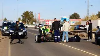 Evacuado al hospital Reina Sofía un hombre de 55 años tras caer de su moto