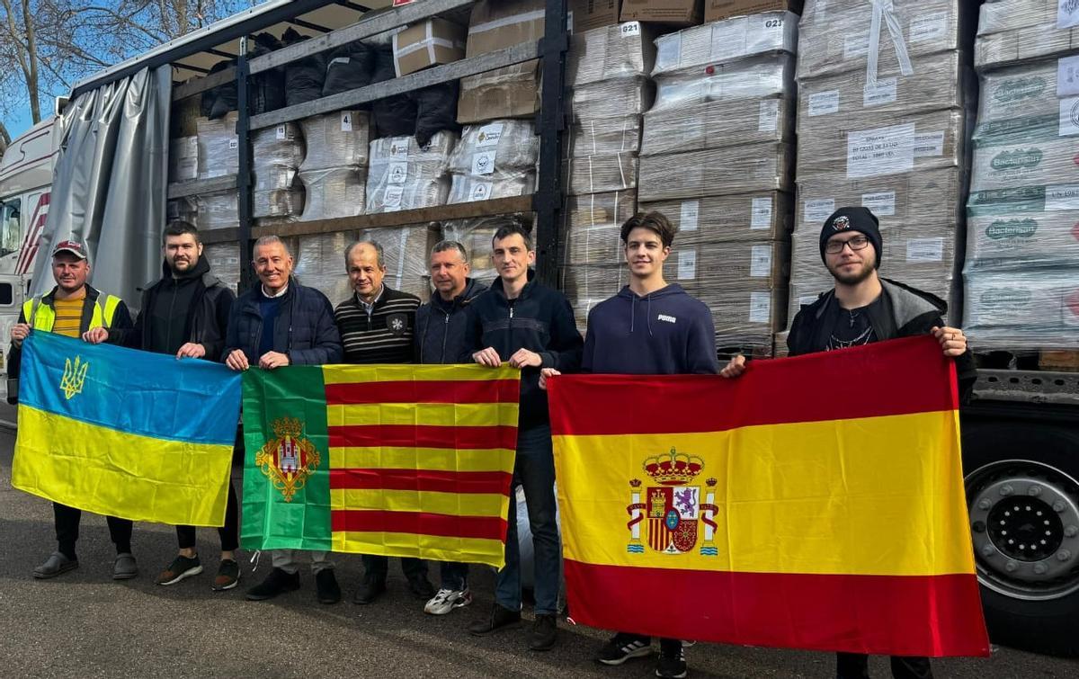 El concejal Sales junto a representantes de la asociación ucraniana.