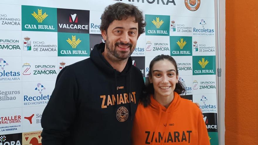 Ricardo Vasconcelos y Carlota Menéndez posan juntos en la sede del CD Zamarat.