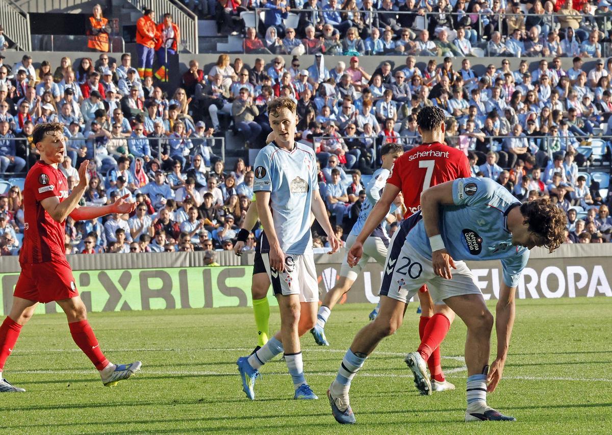 Williot y Marcos Alonso, tras una acción ofensiva del Celta en el área del Friburgo, el pasado jueves
