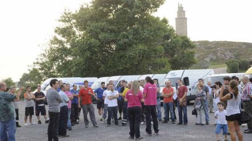 Los manifestantes, ayer, en la llegada de la protesta a la Torre de Hércules. / carlos pardellas