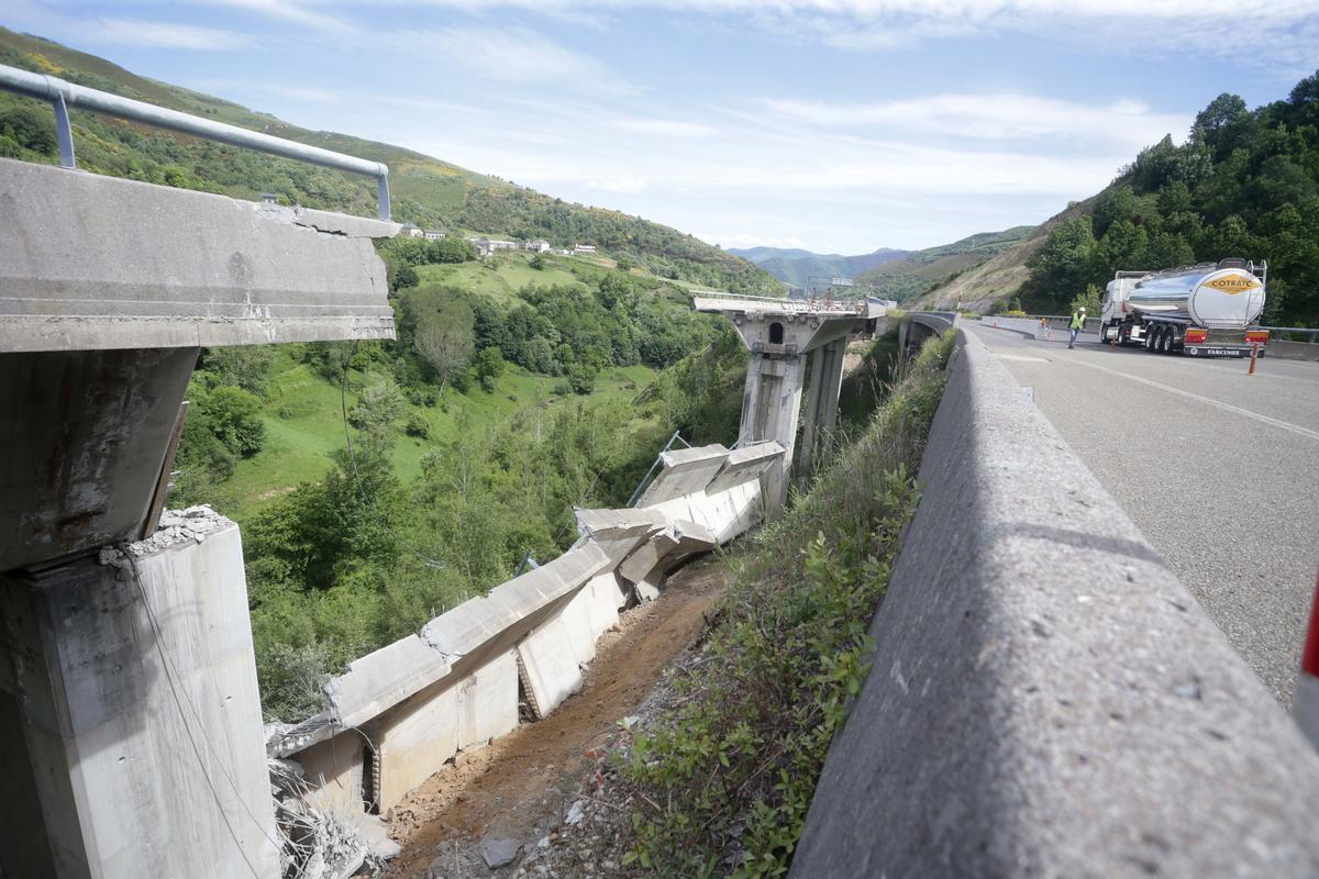 Desprendimiento en el puente de la A-6 entre Pedrafita y León