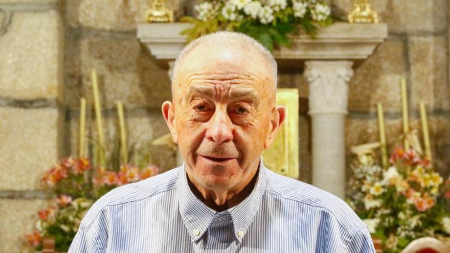 Solobeira homenajea a su cura párroco