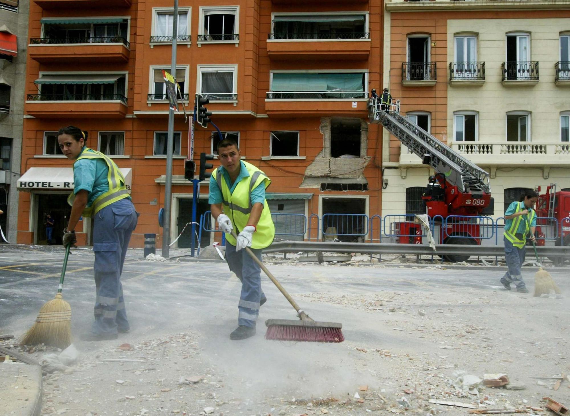 Estas son las fotos del hotel Bahia, uno de los dos atentados que cometió el etarra Asier Eceiza en 2003 en Alicante y Benidorm por los que ha sido condenado a a 182 años de carcel