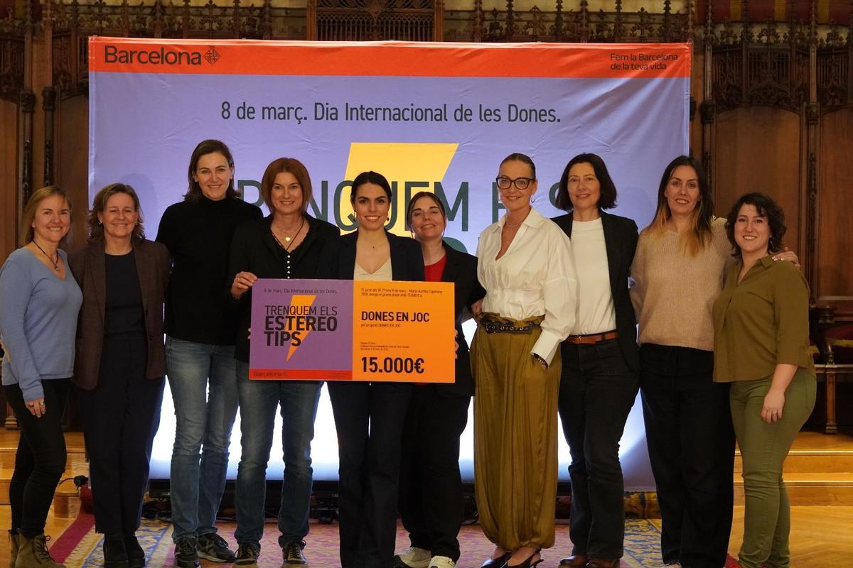 Dones en Joc recollint el guardó