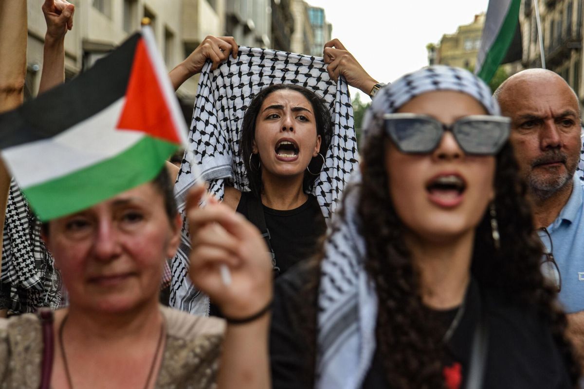 Miles de personasse manifiestan en Barcelona en solidaridad con el pueblo palestino bajo el lema de ¡Basta! Paremos el genocidio en Palestina