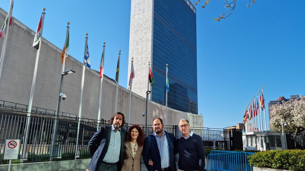 Los profesores de la UMU, Eduardo Salazar y Teresa Vicente, posan junto al alcalde de Los Alcázares, Mario Ginés Pérez, y el secretario general de la UMU, Francisco Antonio González, en la sede de la ONU en Nueva York antes de su intervención.