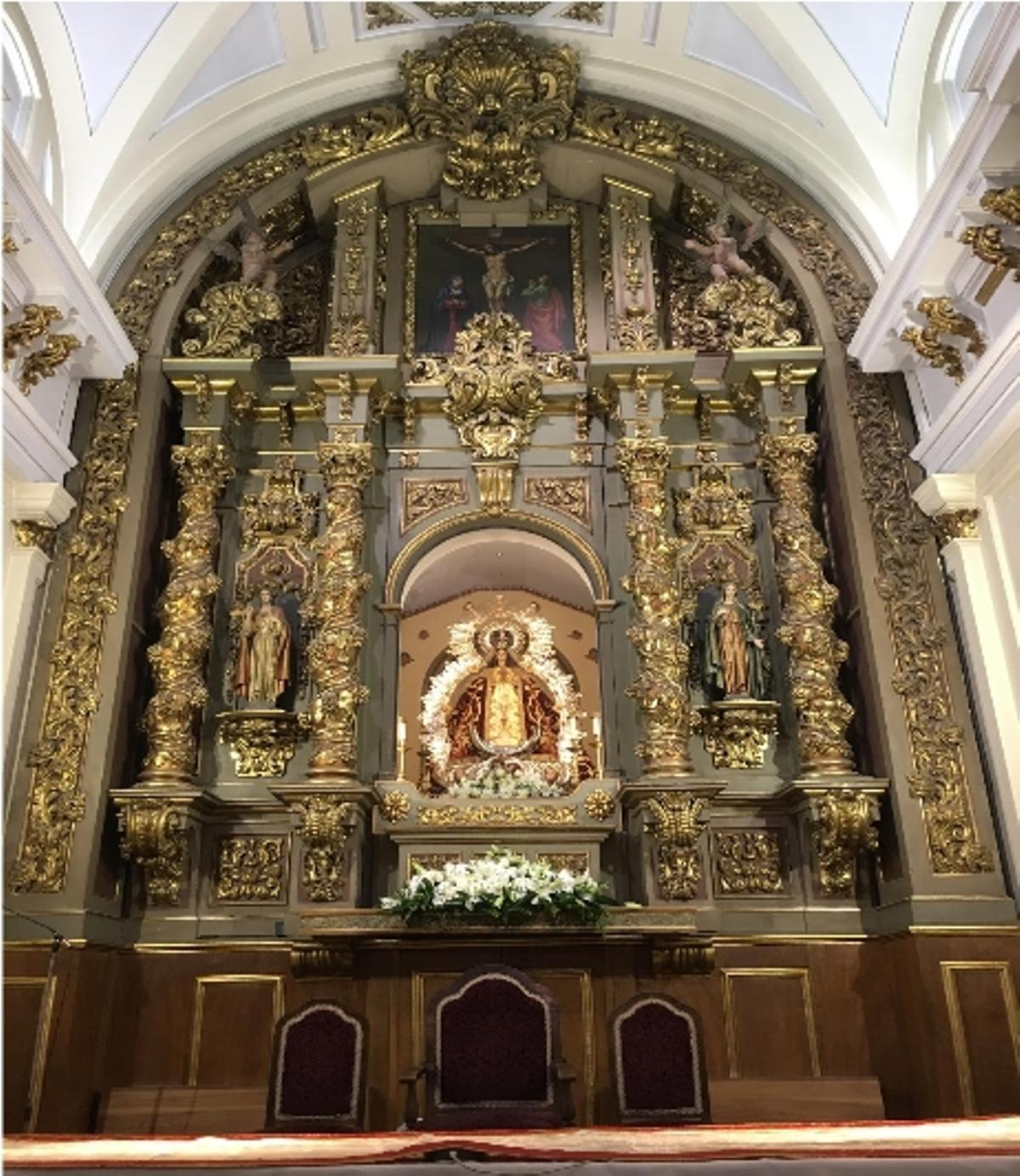 Dentro de la Ermita hay una escultura a la virgen patrona de Getafe que data de 1610