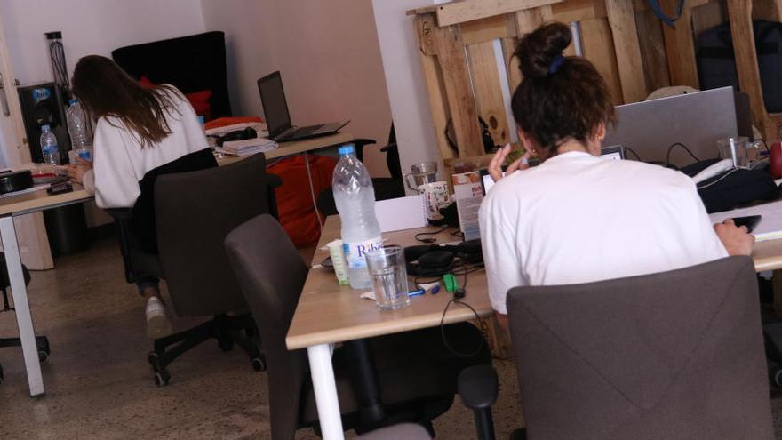 Dues treballadores en una oficina de &#039;coworking&#039; al districte del 22@