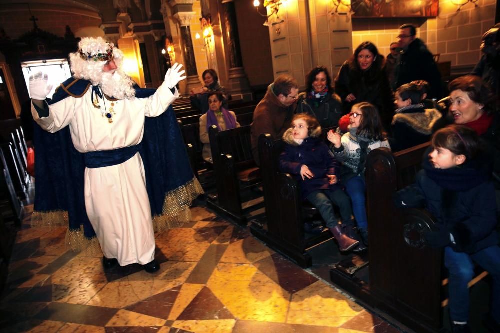 Los Reyes Magos reciben a los niños en la Basílica de San Juan de Oviedo