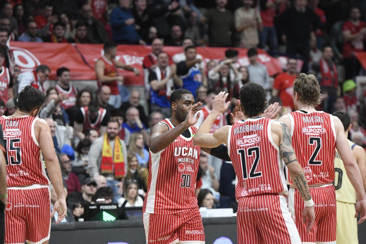Los jugadores del UCAM Murcia celebrando ayer una acción ante el Barça.