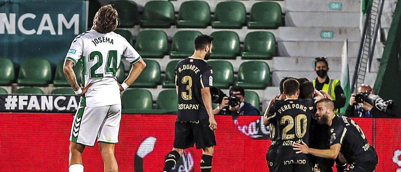Josema con la mirada perdida hacia el cielo tras el segundo gol del Alavés el pasado martes.  | ANTONIO AMORÓS