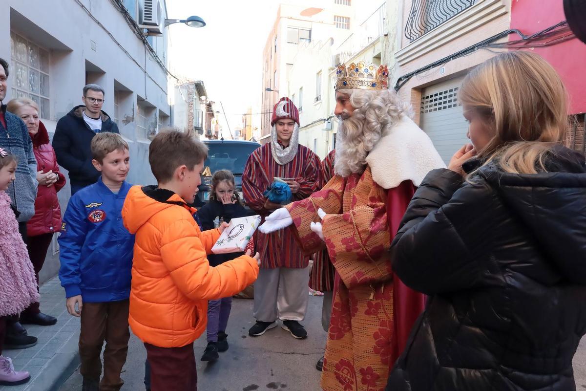 El repartiment de regals, al matí del 6 de gener, és un dels actes més esperats pels menuts de Vila-real i també per als grans.