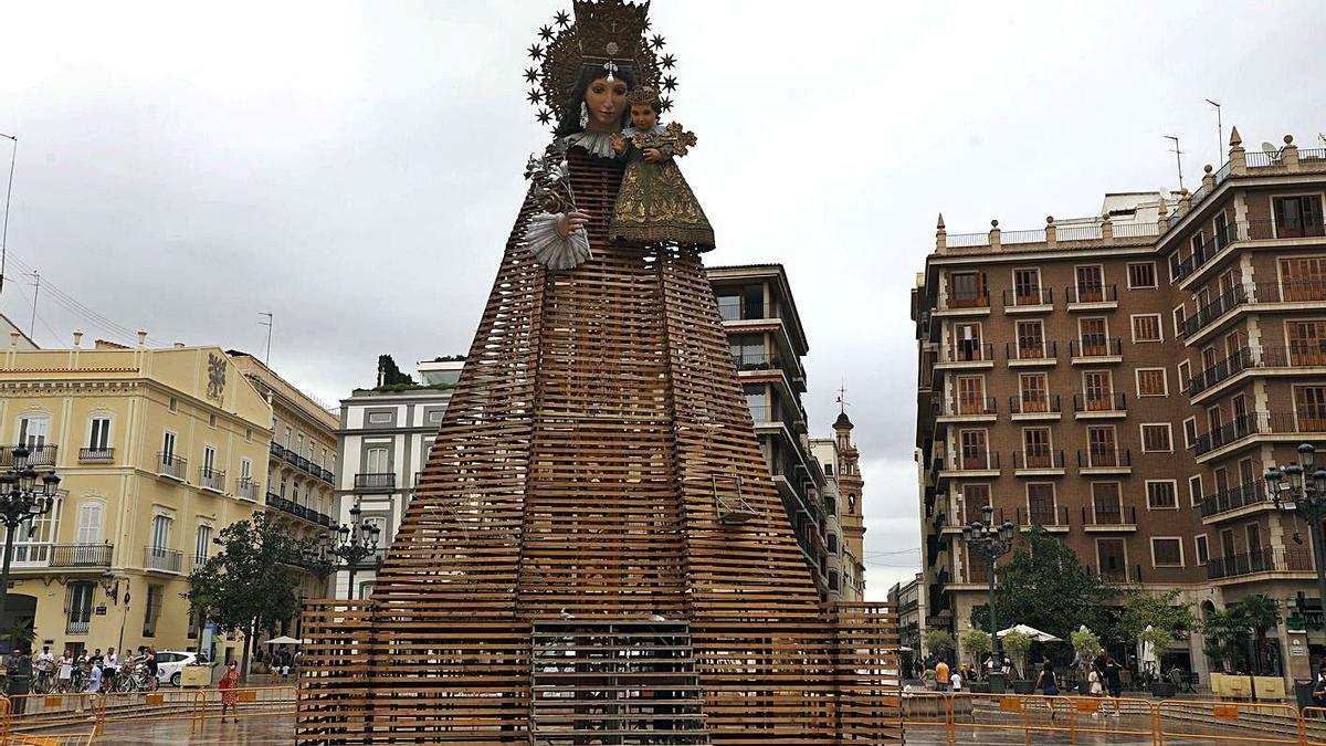 El «cadafal»  de la Mare de Déu ya está listo para la Ofrenda. | M.A.MONTESINOS