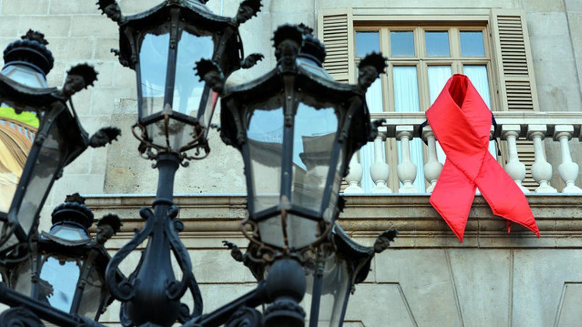 Un lazo rojo en el balcón del Ayuntamiento de Barcelona en conmemoración al dia mundial de la lucha contra el sida.