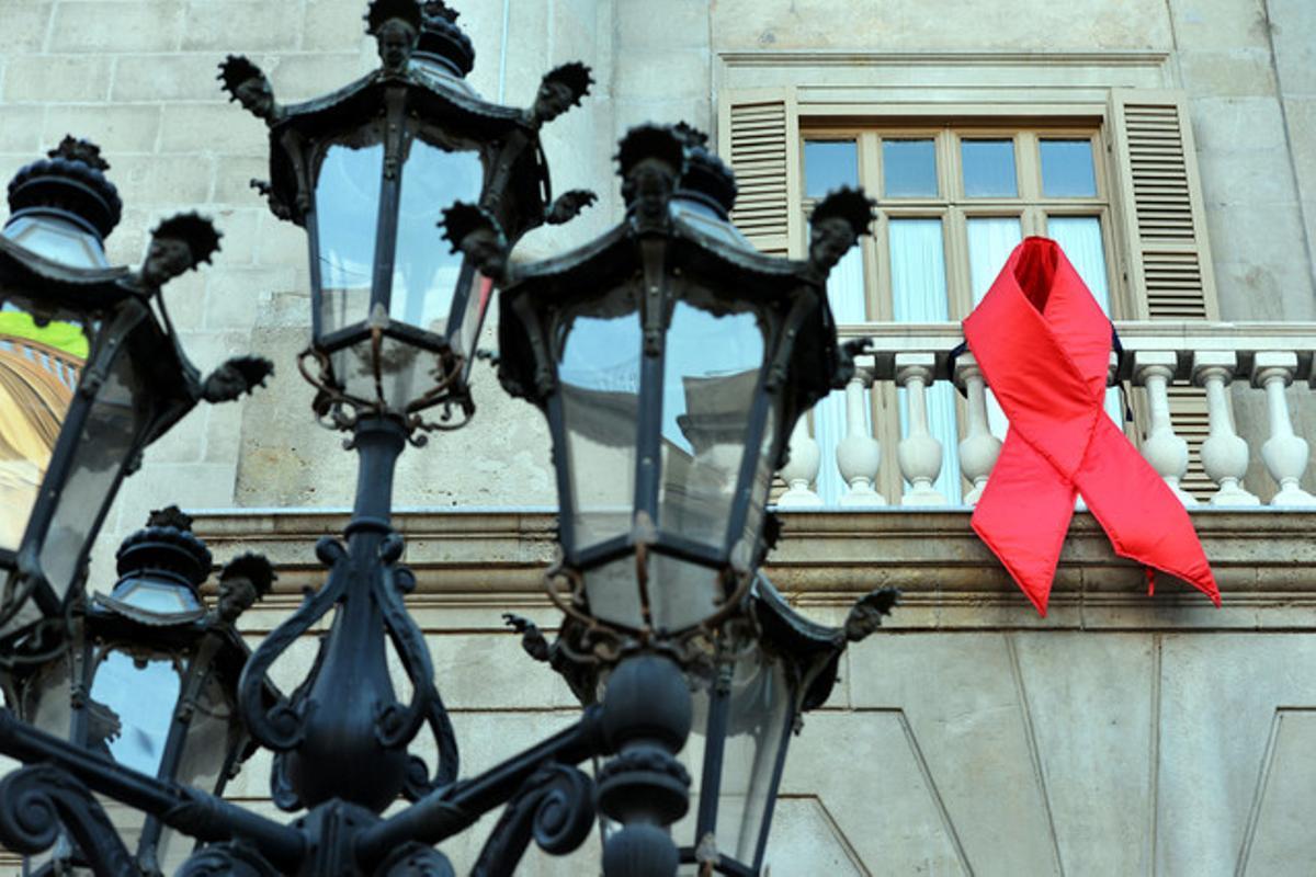 Un llaç vermell al balcó de l’Ajuntament de Barcelona en commemoració del Dia Mundial de la lluita contra la Sida.