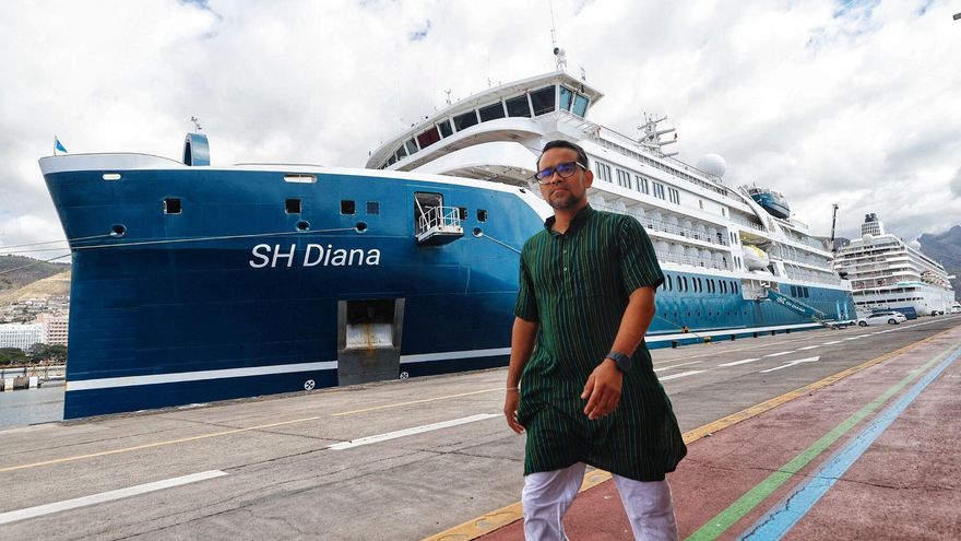 El crucero de lujo que recorre la Antártida visita por primera vez Santa Cruz