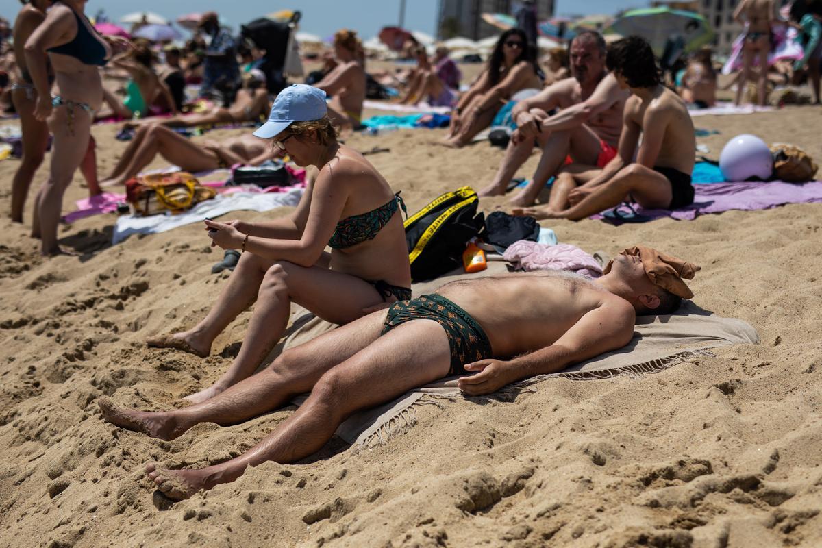 Baño de sol en la Barceloneta