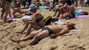 Una Barcelona assossegada sucumbeix a la calor tòrrida de maig