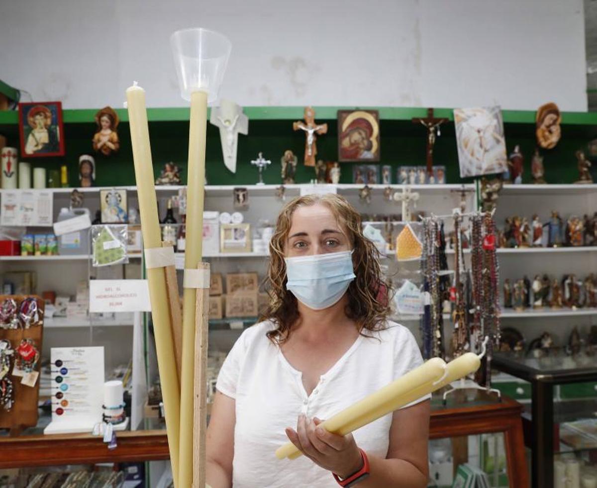 Sandra, de la tienda Abadía de Campos, con las velas.  | // P. HERNÁNDEZ